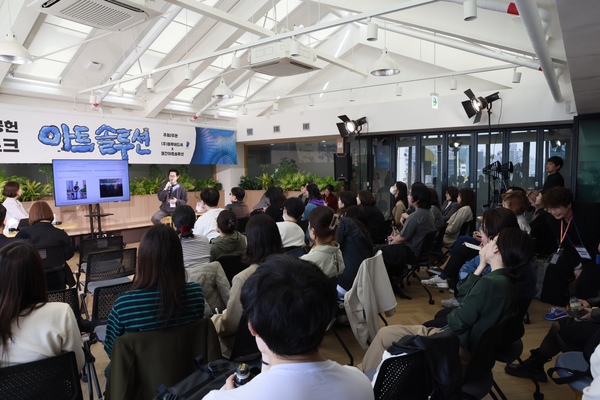 [사진설명] 2024 아트솔루션 인사이트 토크 ’예술, 기업에게 묻다- 세션1’의  현대자동차그룹 제로원팀 권영진 그룹장이 오픈이노베이션 플랫폼인 제로원에 대해 소개하고 있다.