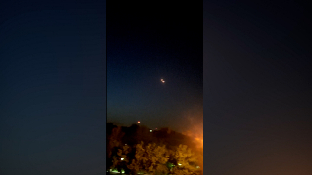 이란 이스파한 상공에 불빛이 비치는 모습. 사진=CNN