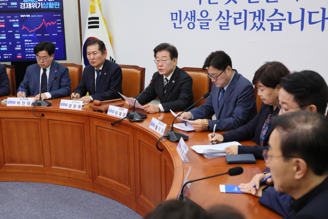 이재명(왼쪽에서 세 번째) 더불어민주당 대표가 19일 국회에서 열린 최고위원회의에서 발언하고 있다. 연합뉴스