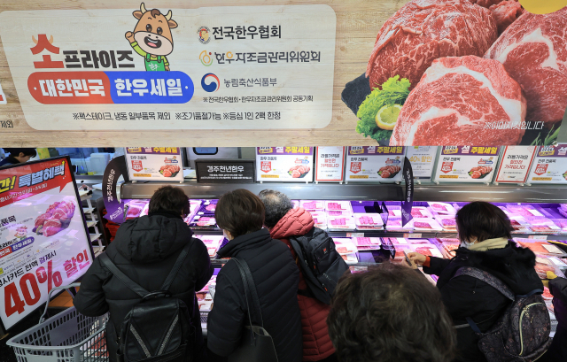 시민들이 지난 2월 2일 오전 서울 이마트 용산점에서 한우를 보고 있다. 연합뉴스