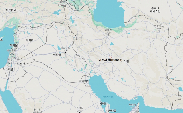 19일(현지시간) 이스라엘이 공격한 것으로 추정되는 이란의 도시 이스파한. 붉은 색 점선으로 표시된 지역. 구글 지도 캡처