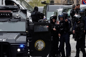 '수류탄 벨트' 찬 남자, 파리 이란 영사관으로…경찰과 대치중