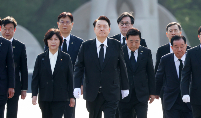 윤석열 대통령이 19일 국립 4·19 민주묘지를 찾아 헌화와 분향을 위해 기념탑으로 향하고 있다. 연합뉴스