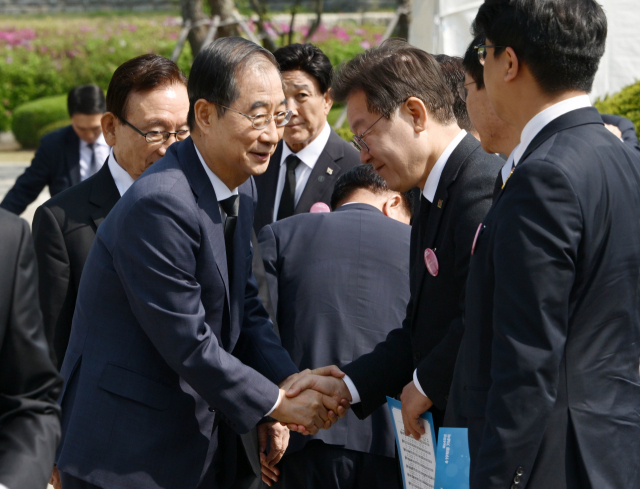 4.19혁명 기념식에서 만난 한덕수 총리와 이재명 더불어민주당 대표