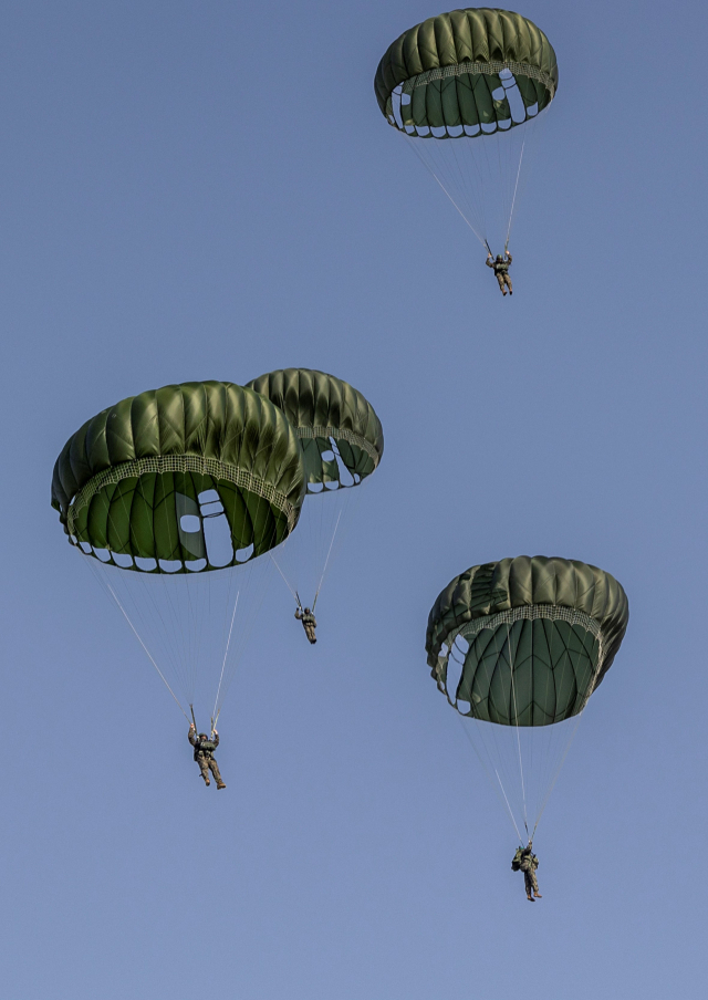 한미 특전대원들이 지난 18일 오산비행장에서 연합공중침투훈련에서 강하를 실시하고 있다. 사진 제공=육군