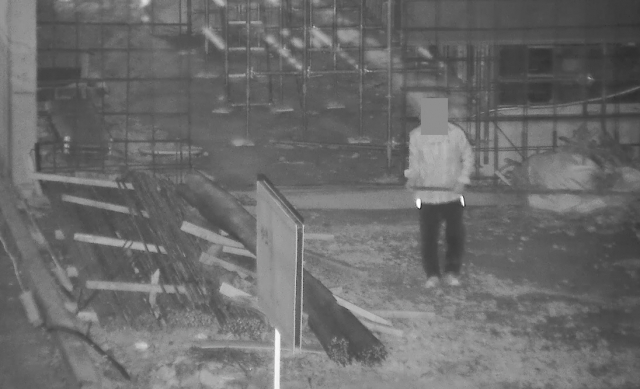 지난 18일 울산시 울주군의 공사현장에서 한 남성이 철근을 훔치는 모습이 CCTV에 찍혔다. 사진제공=울주군