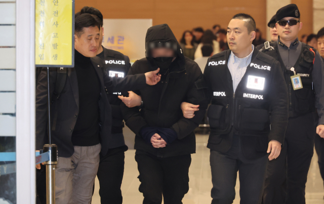 지난해 12월26일 중국에서 국내로 송환된 강남 마약음료 피의자가 인천국제공항 입국장으로 들어오고 있다. 연합뉴스