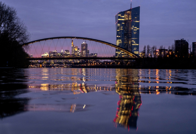 독일 프랑크푸르트의 메인 강에 유럽중앙은행이 비치고 있다. AP연합뉴스