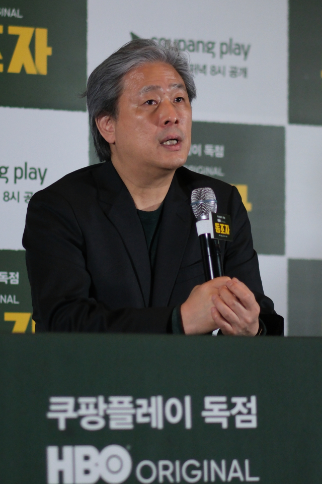 박찬욱 감독이 18일 서울 강남구 코엑스 메가박스에서 열린 HBO 오리지널 시리즈 '동조자' 시사회 및 기자간담회에서 질문에 답하고 있다. 연합뉴스