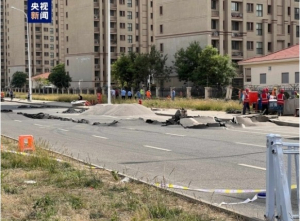 2023년 중국 톈진의 한 도로가 지반 침하로 파손돼 있다. 중국CCTV 보도 화면 캡처