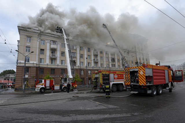 19일(현지시간) 러시아의 미사일 공격을 받은 우크라이나 드니프로의 한 아파트에서 연기가 솟아오르고 있다. /연합뉴스