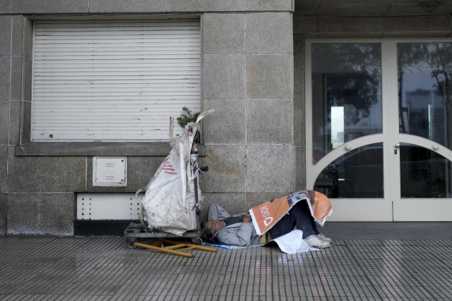 아르헨티나 부에노스아이레스에서 한 노숙자가 길거리에서 잠을 자고 있다. AP연합뉴스