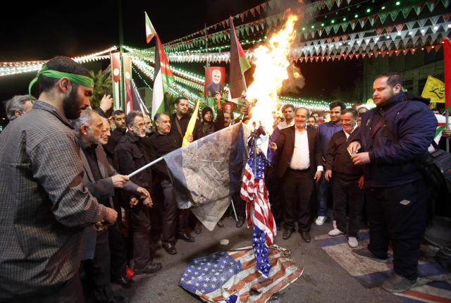 지난 1일(현지시간) 이란 테헤란에서 시위대가 성조기를 불태우고 있다. 이날 이스라엘군은 시리아 다마스쿠스 주재 이란 대사관 옆 영사관 건물을 미사일로 타격해 이란 혁명수비대(IRGC) 고위 간부 등 여러 명이 숨졌다. AFP연합뉴스