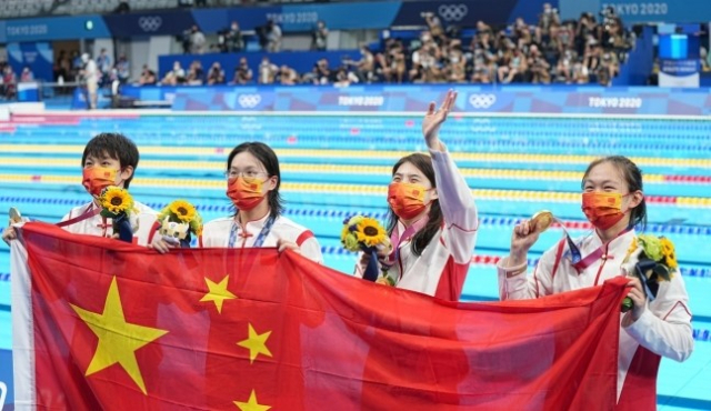 2020 도쿄올림픽 여자 수영 800m 계영에서 금메달을 차지한 중국 여자 수영 대표팀. 연합뉴스