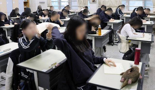 2024년 전국연합학력평가가 열린 지난달 28일 서울 강남구 개포고등학교에서 학생들이 답안지를 받고 있다. 연합뉴스