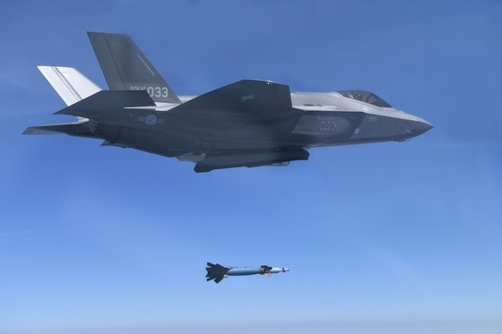 공군 F-35A가 지난 19일 강원도 필승사격장 열린 한미 연합 실사격훈련에서 지상 표적을 향해 ‘GBU-12’ 공대지미사일을 발사하는 모습. 사진 제공=공군