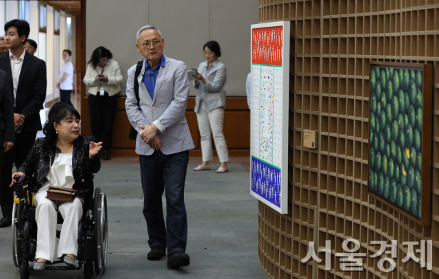 유인촌 문화체육관광부 장관이 20일 청와대 춘추관에서 열린 2024 장애인의 날 기념 특별음악회 ‘사랑의 선율’ 에 참석해 음악회 시작에 앞서 대한민국장애인미술대전 수상작 전시회 ‘빛나고 아름답게’를 둘러보고 있다. 사진 제공=문체부