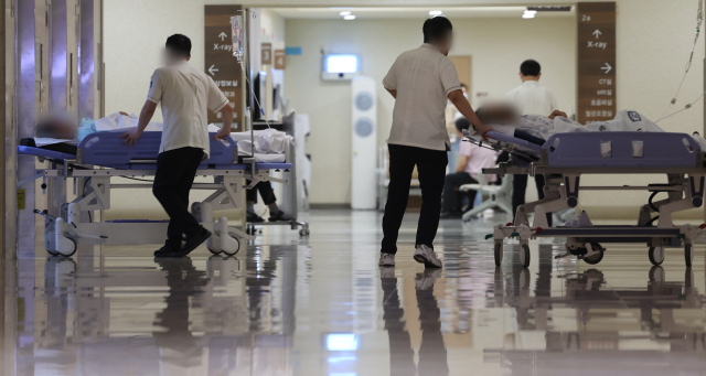 의대 증원 정책과 관련해 의정갈등이 계속되고 있는 19일 서울 시내 한 대학병원에서 의료 관계자와 환자들이 이동하고 있다. 연합뉴스