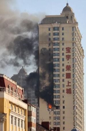 지난 17일(현지시간) 중국 하얼빈시 30층짜리 오피스텔 건물 15층에서 가스 폭발 사고가 발생했다. 사진=소후닷컴 캡처