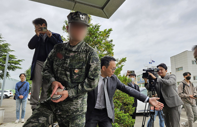 지난해 예천군 수해로 순직한 채상병 사건과 관련해 경찰 수사를 받기 위해 해병대 제1사단 제7포병 대대장과 김경호 변호사가 22일 오전 경북경찰청 형사기동대에 출두하고 있다. 연합뉴스