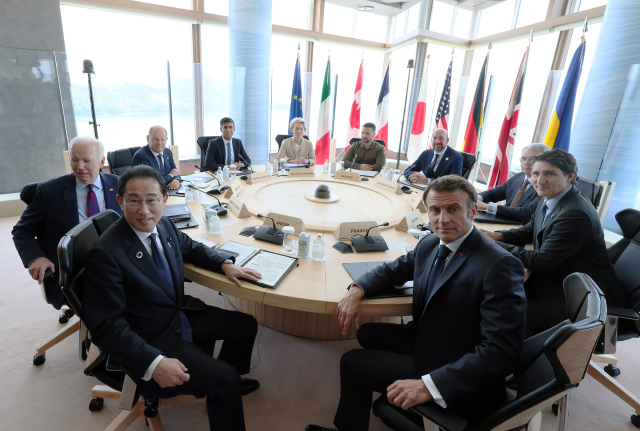 지난해 5월 일본 히로시마에서 열린 주요7개국(G7) 정상회의에 조 바이든(왼쪽) 미국 대통령을 비롯한 각국 정상들이 참석해 있다. UPI연합뉴스