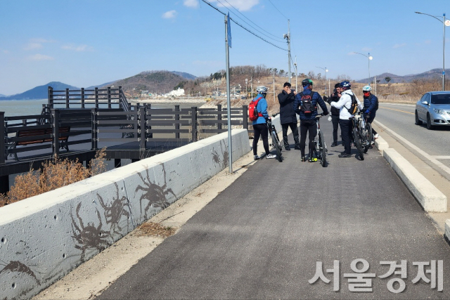 강화도의 자전거 전용도로가 시원하게 뻗어 있다. 건설 만큼 중요한 것이 유지 관리다. 최수문 기자