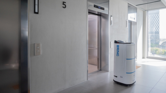 카카오모빌리티의 플랫폼 기술이 탑재된 배송 로봇이 엘리베이터에 탑승하기 위해 기다리고 있다. 사진 제공=카카오모빌리티