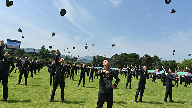 지난 3월 29일 전라북도 익산 육군부사관학교에서 열린 ‘부사관 23-5기 임관식’에서 신임 부사관들 정모를 하늘로 던지며 자축하고 있다. 사진 제공=육군