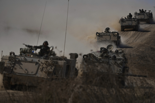 가자지구 국경을 향해 달리는 이스라엘 장갑차/AP연합뉴스