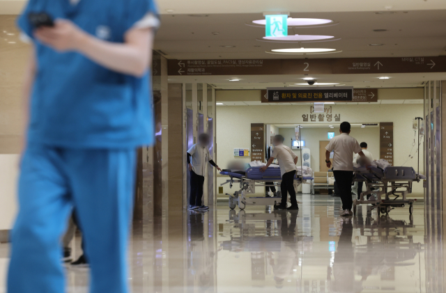 지난 19일 서울 시내 한 대학병원에서 병원 관계자들과 환자들이 이동하고 있다. 연합뉴스