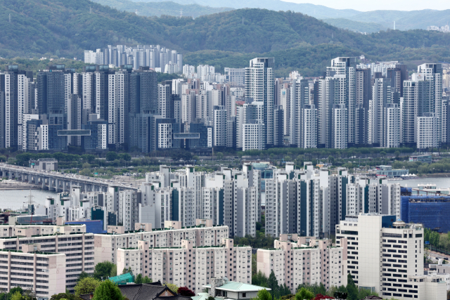 남산에서 바라본 서울 시내에 아파트 단지들이 빼곡하게 들어서 있다. 연합뉴스