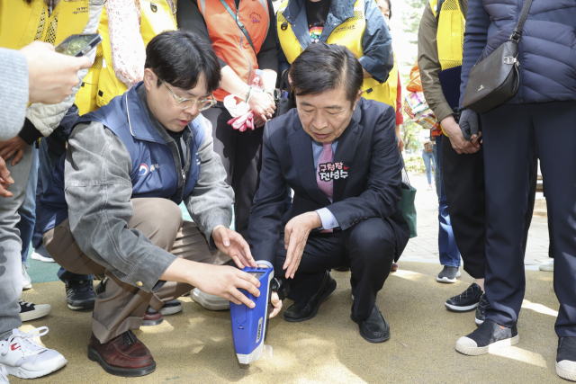 ‘활동공간 중금속 제로 전수조사단 출범식’에서 전성수 서초구청장이 반원어린이공원의 중금속 수치를 직접 점검하고 있다. 사진 제공=서초구