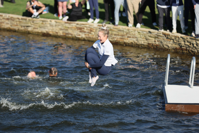 넬리 코르다가 22일 셰브런 챔피언십 우승 뒤 18번 홀 그린 옆 호수에 뛰어들고 있다. AFP연합뉴스
