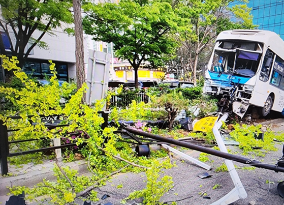 22일 오전 7시 32분께 경기 고양시 일산동구 한 도로에서 주행 중이던 시내버스가 인도로 돌진해 신호등을 들이 받았다. 사진 제공=경기북부소방본부