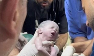 지난 21일(현지시간) 팔레스타인 가자지구 라파에서 공습으로 숨진 엄마의 배 속에 있던 한 아기가 응급 제왕절개 수술을 통해 극적으로 생명을 건졌다. 사진=로이터TV 캡처