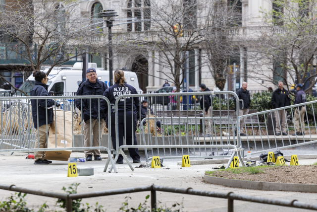 19일(현지시간) 미국 뉴욕 도널드 트럼프 전 대통령에 대한 재판이 진행된 맨해튼 형사법원 외곽 콜렉트 폰드 공원에서 한 남성이 분신을 시도해 응급 요원들이 현장을 조사하고 있다. AFP 연합뉴스