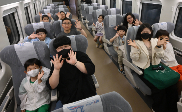 22일 KTX-청룡 시승 행사에 가족과 함께 참여한 승객들이 서울역에서 열차 출발 전에 포즈를 취하고 있다. 성형주 기자