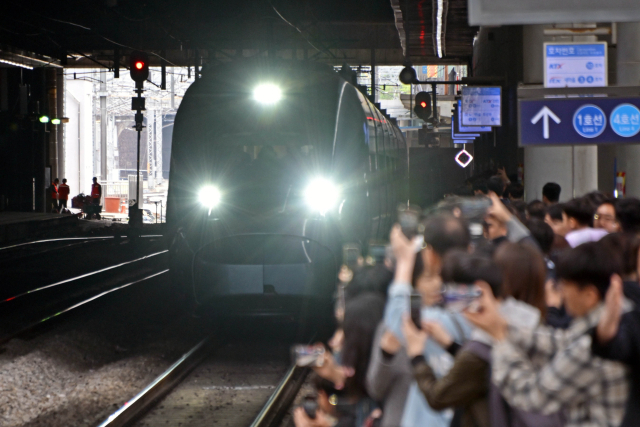 22일 서울역에서 열린 KTX-청룡 시승행사에서 열차가 들어오고 있다.