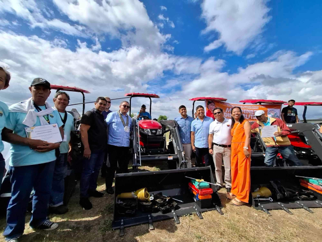 TYM이 필리핀 농업부에 트랙터를 전달하면서 참가자들과 기념 촬영을 하고 있다. 사진 제공=TYM