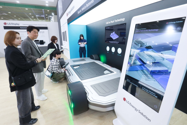 관람객들이 LG가 서울 삼성동 코엑스에서 개최되는 EVS37 행사에 마련한 계열사 공동 전시관에서 LG에너지솔루션 전기차 배터리 관련 전시품을 관람하고 있다.사진=LG