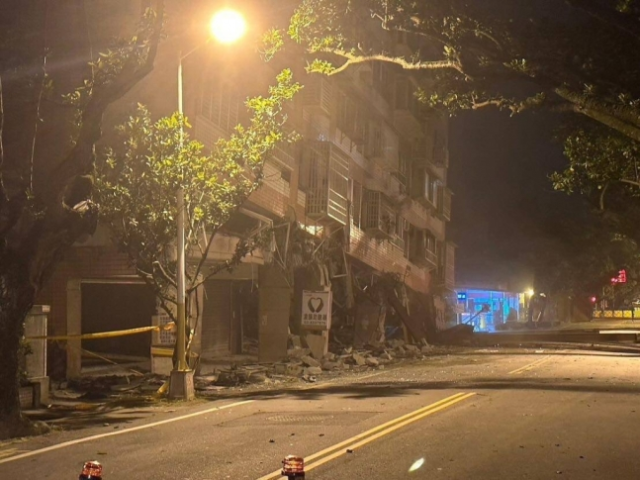 대만 화롄현의 퉁사이 건물이 23일 새벽에 발생한 규모 6.0 이상의 지진으로 기울어진 모습. X캡쳐