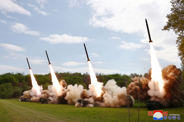 22일 북한의 이동식 발사대(TEL) 4대에서 각기 1발씩 총 4발의 초대형방사포가 발사되고 있다. 연합뉴스