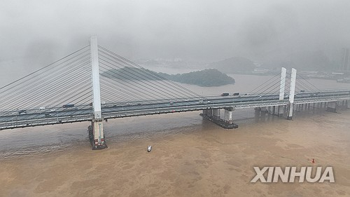 100년 만에 한번 있을 폭우 쏟아진 中 광둥성서 또…선박이 다리 교각과 충돌해 4명 실종·7명 구조