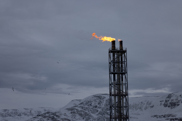 노르웨이 해머페스트에 있는 서유럽 최대 액화천연가스(LNG) 플랜트 해머페스트의 굴뚝에서 불길이 치솟고 있다. 로이터연합뉴스
