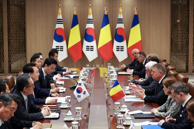 尹, 루마니아와 정상회담…'방산·원전 협의 결실 기대'