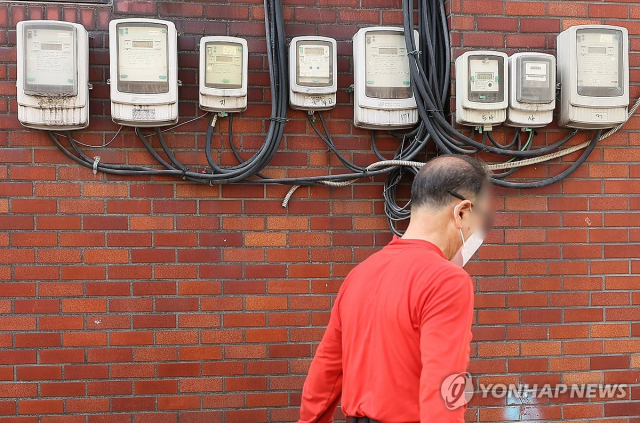 전력계량기가 돌아가고 있다. 연합뉴스