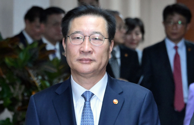 박성재 법무부 장관이 23일 서울 종로구 정부서울청사에서 열린 국무회의에서 입장하고 있다. 성형주 기자