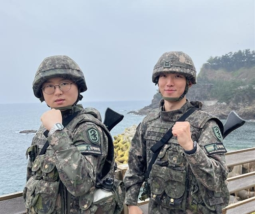 김재민(왼쪽) 병장과 김관우 중사(진). 사진 제공=육군 제23경비여단
