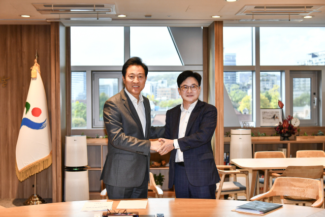 지난해 11월 6일 김병수 김포시장이 오세훈 서울시장과 공식 만남을 갖고 공동연구반을 구성하기로 합의했다. 사진 제공=김포시