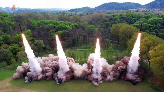 북한이 22일 평양 인근에서 초대형방사포를 동해상으로 발사하고 있다. 연합뉴스